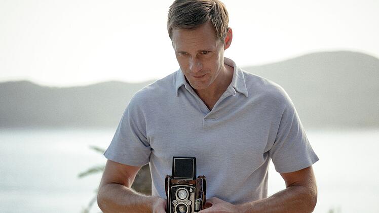 Im prominent besetzten Biopic "Die Fotografin" ergatterte unter anderem auch Alexander Skarsg&aring;rd eine Nebenrolle (als K&uuml;nstler und Autor Roland Penrose).