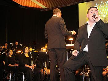 Andreas Caspar alias "Cash" rockte den Saal mit "Tage wie diese" von den Toten Hosen. Den absoluten Knaller bot er aber mit der Metallica-Zugabe "Nothing else matters" - eine tolle Performance, Fotos: Sonja Adam