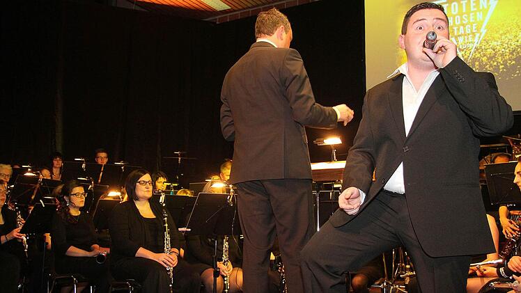 Andreas Caspar alias "Cash" rockte den Saal mit "Tage wie diese" von den Toten Hosen. Den absoluten Knaller bot er aber mit der Metallica-Zugabe "Nothing else matters" - eine tolle Performance, Fotos: Sonja Adam