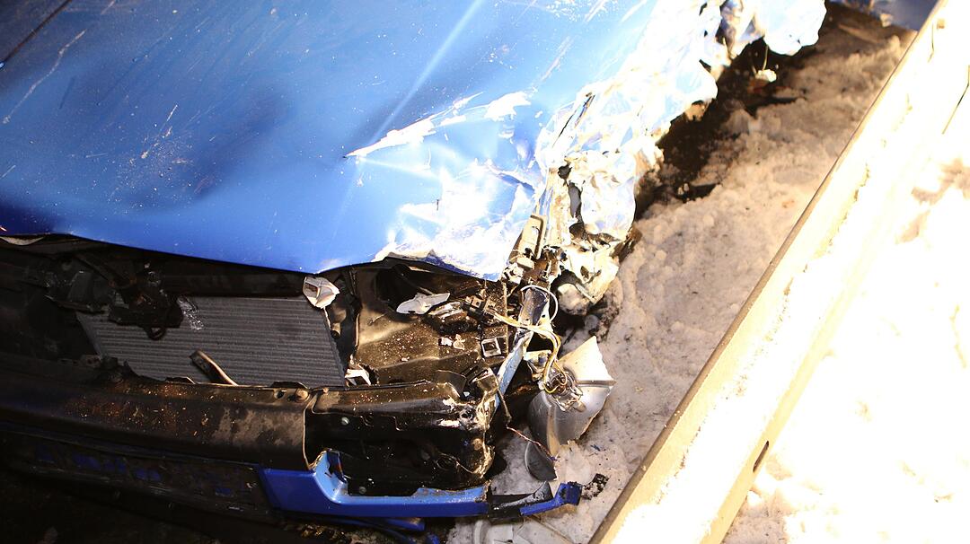 Frontalzusammenstoss auf der B2 fordert zwei verletzte Personen