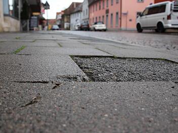 Vor Juni passiert hier erst einmal gar nichts: Die Erneuerung der Hauptstraße zieht sich nach hinten.  Fotos: Sabine Memmel