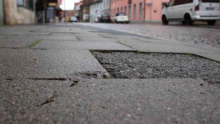 Vor Juni passiert hier erst einmal gar nichts: Die Erneuerung der Hauptstraße zieht sich nach hinten.  Fotos: Sabine Memmel