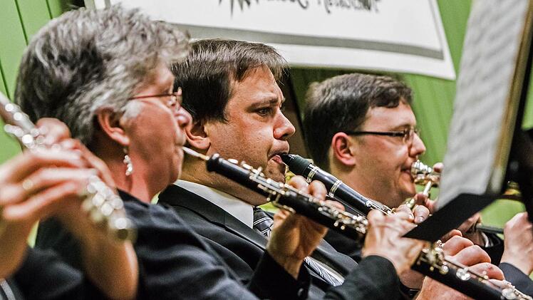 Reichlich Applaus verdiente sich der Musizierkreis Neustadt unter Leitung von Norbert Luche bei seinem Neujahrskonzert.Foto: Jochen Berger