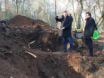 Biber haben auch in einem zweiten Fall mächtige Gänge und Bauten in den Damm getrieben, der den linken Regnitzarm vom Hollergraben trennt. Im Bild: Gartenamtsleiter Robert Neuberth und Herbert Schütz vom Umweltamt.  Foto: MW