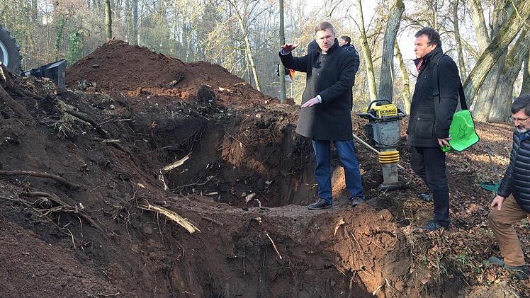 Biber haben auch in einem zweiten Fall mächtige Gänge und Bauten in den Damm getrieben, der den linken Regnitzarm vom Hollergraben trennt. Im Bild: Gartenamtsleiter Robert Neuberth und Herbert Schütz vom Umweltamt.  Foto: MW
