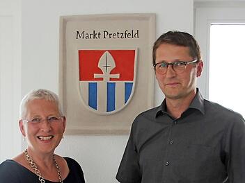 Bürgermeisterin Rose Stark bei der Vereidigung von Steffen Lipfert  Foto: Jennifer Hauser