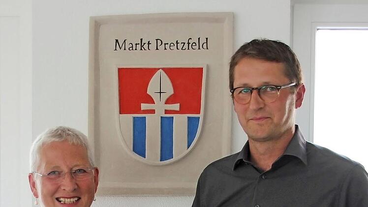 Bürgermeisterin Rose Stark bei der Vereidigung von Steffen Lipfert  Foto: Jennifer Hauser
