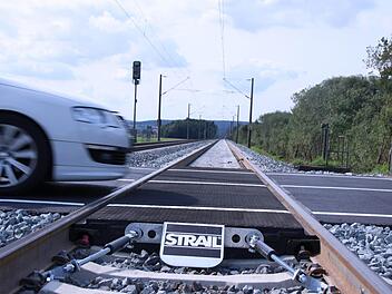 Die Strecke zwischen Zeil und Haßfurt (hier: Bahnübergang Augsfeld) wurde erneuert. Foto: Andreas Lösch