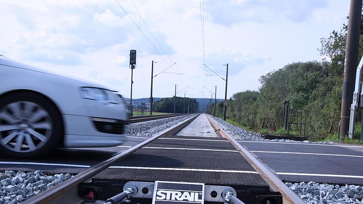 Die Strecke zwischen Zeil und Haßfurt (hier: Bahnübergang Augsfeld) wurde erneuert. Foto: Andreas Lösch