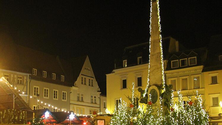 Viele nutzten die Chance,den Bummel über den Adventsmarkt im Winterdorf ausklingen zu lassen .