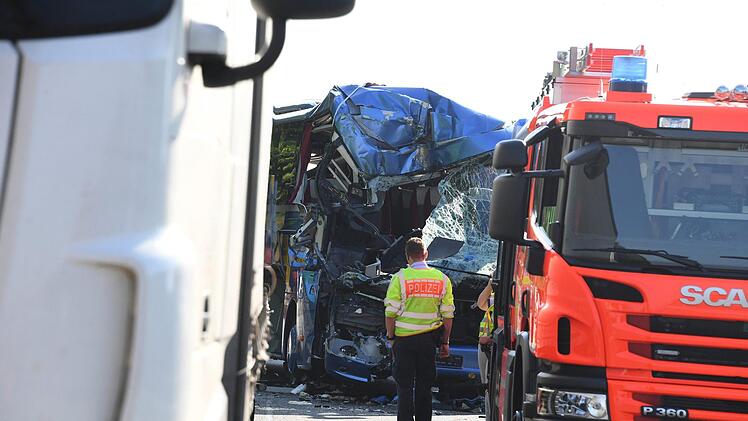 Der schwere Unfall hat sich bei Karlsruhe ereignet. Foto: Uli Deck/dpa