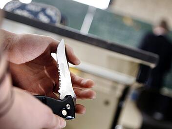 Ein 77-J&auml;hrige hat im Kreis Rh&ouml;n-Grabfeld einen 33-j&auml;hrigen Mann mit einem Messer bedrroht. Symbolbild: Oliver Ber/dpa