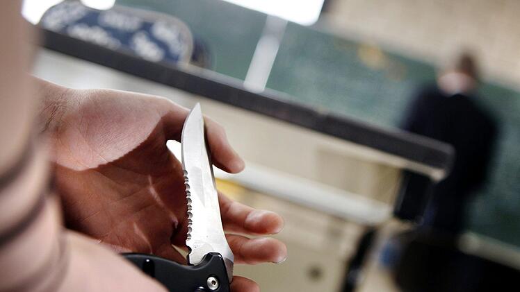 Ein 77-J&auml;hrige hat im Kreis Rh&ouml;n-Grabfeld einen 33-j&auml;hrigen Mann mit einem Messer bedrroht. Symbolbild: Oliver Ber/dpa