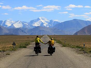 Das "Dach der Welt" naht: Mirco Helmreich und Jelena Rölz auf dem Weg in den Pamir, der den Radlern eine faszinierende Szenerie bot.  Foto: p