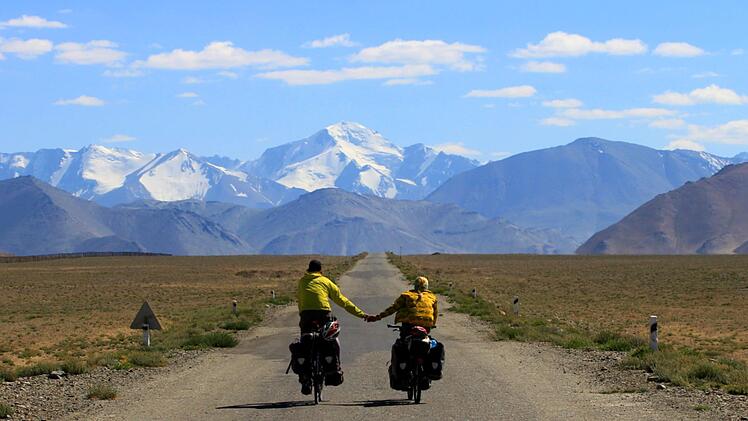 Das "Dach der Welt" naht: Mirco Helmreich und Jelena Rölz auf dem Weg in den Pamir, der den Radlern eine faszinierende Szenerie bot.  Foto: p