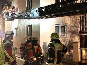 Weil das Treppenhaus verraucht war, kam bei der Personenrettung die Drehleiter zum Einsatz.   Foto: Sebastian Weber