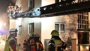 Weil das Treppenhaus verraucht war, kam bei der Personenrettung die Drehleiter zum Einsatz.   Foto: Sebastian Weber