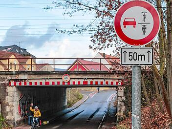 Erst im November tauchte dieses Verkehrszeichen an der Unterführung Moosstraße zum ersten Mal in Bamberg auf. Es besagt, dass Autos hier keine Zweiradfahrer überholen dürfen. Die Bamberger hatten gemischte Gefühle dazu - und einige fragten sich, ob es das Schild überhaupt braucht. Aus Sicht des Straßenverkehrsamtes ist es aber nötig: "Wenn ein Radfahrer mit Mindestabstand von 1,5 Metern überholt wird und aus den Einmündungen ein Auto einbiegt, wird es eng - und gefährlich", erklärt Amtsmitarb...
