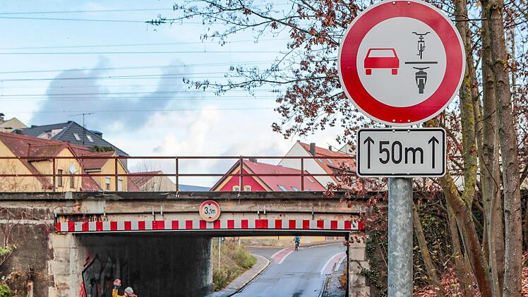 Erst im November tauchte dieses Verkehrszeichen an der Unterführung Moosstraße zum ersten Mal in Bamberg auf. Es besagt, dass Autos hier keine Zweiradfahrer überholen dürfen. Die Bamberger hatten gemischte Gefühle dazu - und einige fragten sich, ob es das Schild überhaupt braucht. Aus Sicht des Straßenverkehrsamtes ist es aber nötig: "Wenn ein Radfahrer mit Mindestabstand von 1,5 Metern überholt wird und aus den Einmündungen ein Auto einbiegt, wird es eng - und gefährlich", erklärt Amtsmitarb...