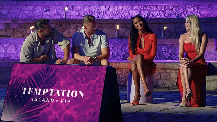 Brenda (2.v.r.) und Chiara rechts k&ouml;nnen nicht fassen, wie selbstgerecht Aleks (links) sich gibt.