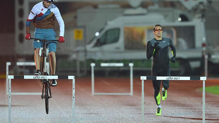Tom &Ouml;hler (l) f&auml;hrt mit seinem Trial-Bike gegen den amtierenden deutschen Meister im H&uuml;rdenlauf Georg Fleischhauer am 03.11.2012 in der ZDF-Sendung &laquo;Wetten, dass..?&raquo; in Bremen(Au&szlig;enwette) im 400 Meter H&uuml;rdenlauf. &Ouml;hler gewann das Rennen. Foto: Carmen Jaspersen/dpa