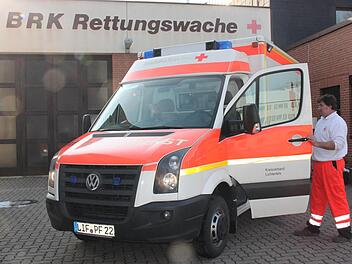 Der Rettungssanitäter Jürgen Weihermüller vor der Burgkunstadter Rettungswache Archivbild: Stephan Stöckel