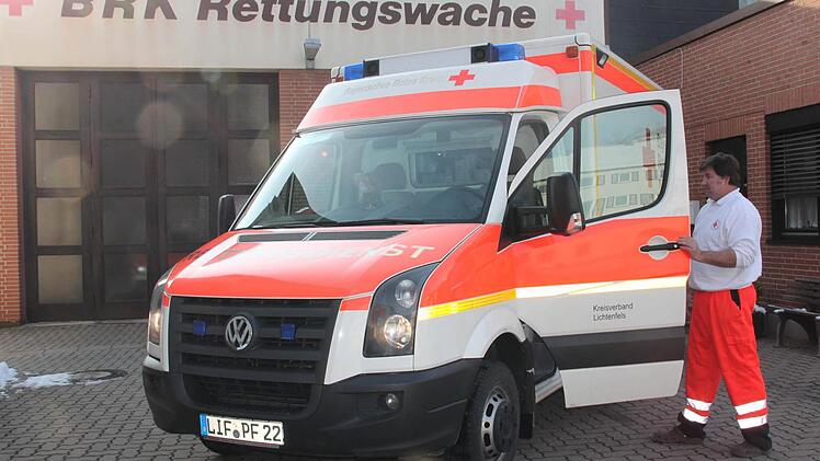 Der Rettungssanitäter Jürgen Weihermüller vor der Burgkunstadter Rettungswache Archivbild: Stephan Stöckel