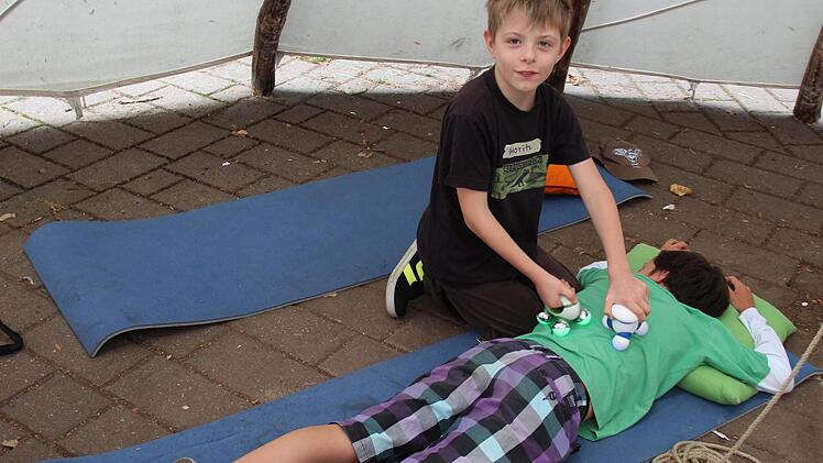 Wellness-Oase: Moritz massiert Sammy