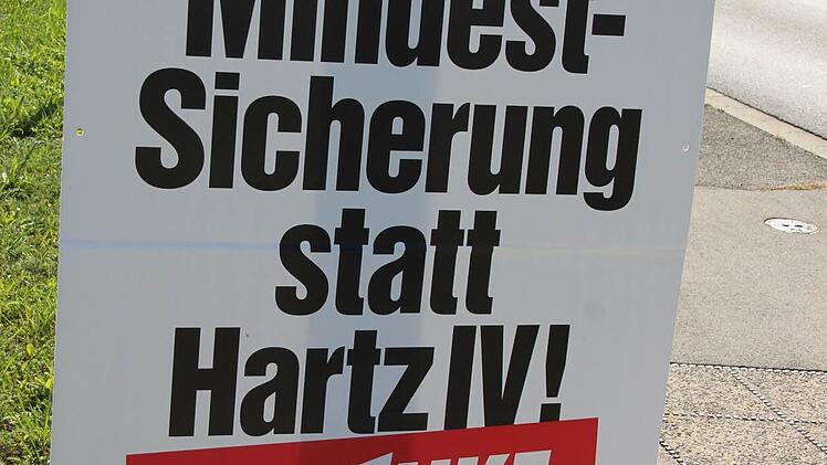 Die Linken fangen die Blicke mit Textbotschaften ein.