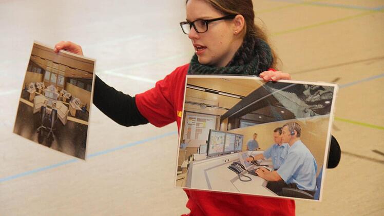 Lisa zeigt den Kids die Notrufstation.