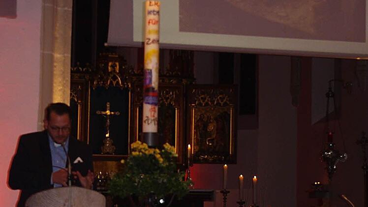 Dipl.-Museologe Alexander Süß stellte in der Stadtpfarrkirche biblische Darstellungen von Lucas Cranach d. Ä. aus kunsthistorischer Sicht vor.