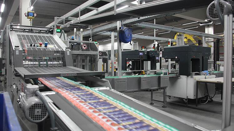 Auf dem Fließband durchlaufen die Prospekte sämtliche Stationen. Foto: Daniel Ruppert