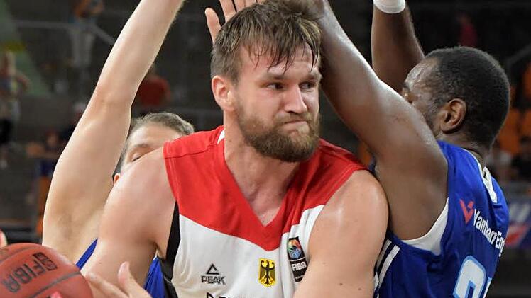 Bester Deutscher war Danilo Barthel (links). Er hatte am Ende 15 Punkte auf dem Konto bei nur einem Fehlwurf und sechs Rebounds. Foto: Stefan Puchner/dpa