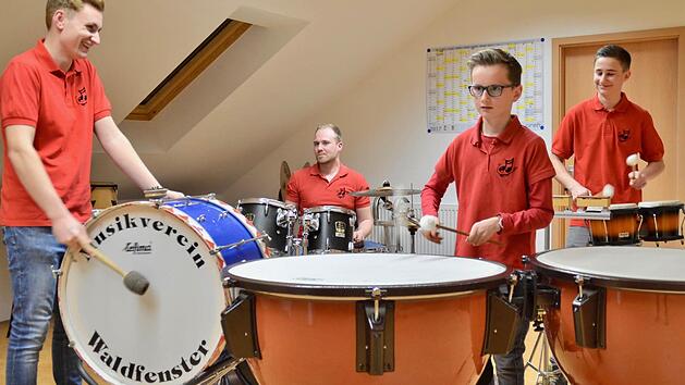 Die Waldfensterer Schlagzeuger Max Morber (von links), Thomas Kropp, Rico Seller und Lukas Schlereth sind flei&szlig;ig am &Uuml;ben. Besonders die neuen Pauken (vorne) haben es in sich, denn sie m&uuml;ssen w&auml;hrend mancher Musikst&uuml;cke neu gestimmt werden.  Foto: Kathrin Kupka-Hahn