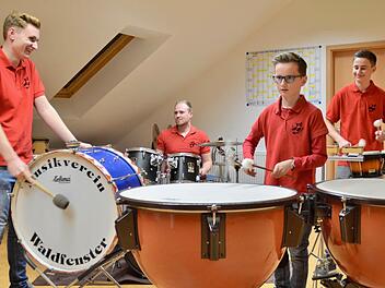 Die Waldfensterer Schlagzeuger Max Morber (von links), Thomas Kropp, Rico Seller und Lukas Schlereth sind fleißig am Üben. Besonders die neuen Pauken (vorne) haben es in sich, denn sie müssen während mancher Musikstücke neu gestimmt werden.  Foto: Kathrin Kupka-Hahn