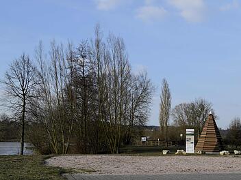 Am Eingang zum Oberwallenstadter Badesee, neben dem Campingplatz, wird ein Imbiss mit Ausschank und Biergarten errichtet . Foto: Andreas Welz