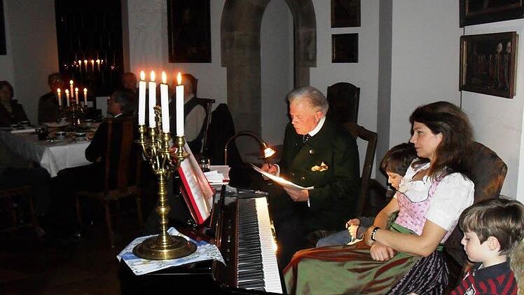 Advent im Schloss: Enoch zu Guttenberg und seine Frau Ljubka haben ältere Menschen aus der Gemeinde Guttenberg  eingeladen. Mit dabei die Söhne Johann und Paulinus.Foto:BR-Archiv