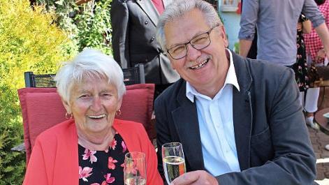 Eleonore Kahl mit Zweitem Bürgermeister Helmut Schleicher Foto: See
