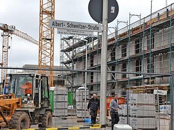 Großbaustelle Herzo Base: Solange die Arbeiten andauern, kann sich die Verkehrssituation in den Straßen nicht wirklich entspannen. Dennoch soll ein Ortstermin heute Nachmittag Klarheit bringen, ob bestimmte kleinere Maßnahmen sinnvoll sind.  Fotos: Bernhard Panzer