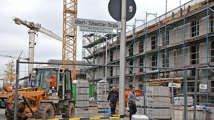 Großbaustelle Herzo Base: Solange die Arbeiten andauern, kann sich die Verkehrssituation in den Straßen nicht wirklich entspannen. Dennoch soll ein Ortstermin heute Nachmittag Klarheit bringen, ob bestimmte kleinere Maßnahmen sinnvoll sind.  Fotos: Bernhard Panzer
