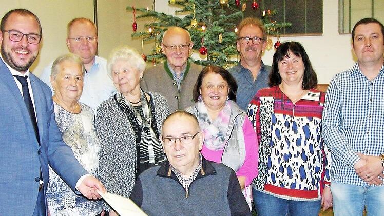 Weihnachtsfreude verbreitete Landrat Sebastian Straubel (links) mit Jubilarehrungen beim OGV Gestungshausen (von links): Romy Schmidt, Jürgen Heyder, Elsbeth Grell, Anton Richter, Hilde Veltzke, Vorsitzender Reiner Kestel, Elke Kestel, Florian Stamm und Werner Kestel (sitzend). Foto: Klaus Oelzner