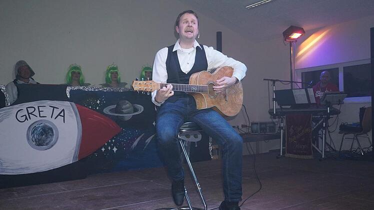 Jürgen Keßler hatte einen humorvollen musikalischen Beitrag für den  Modloser Fasching vorbereitet.  Foto:  Marion Eckert