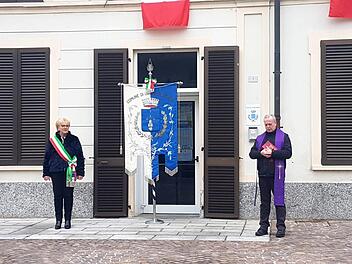 Rita Lambrughi und Don Sandro Vanoli am Dienstag bei einer Schweigeminute in Uggiate Trevano zum Gedenken an die italienischen Corona-Opfer     Foto: privat