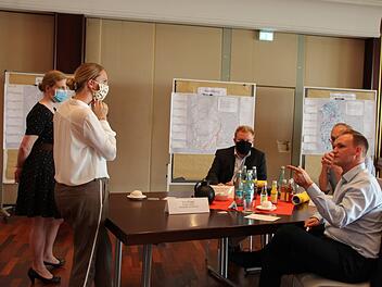 Die Mitarbeiterinnen von Tennet (von l. nach r.) Cindy Schemmel und Stephanie Fiedler sprechen mit den Bürgermeistern Matthias Klement, Fridolin Zehner und Nico Rogge. Foto: Charlotte Wittnebel-Schmitz