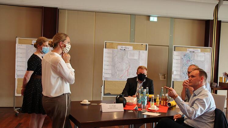 Die Mitarbeiterinnen von Tennet (von l. nach r.) Cindy Schemmel und Stephanie Fiedler sprechen mit den Bürgermeistern Matthias Klement, Fridolin Zehner und Nico Rogge. Foto: Charlotte Wittnebel-Schmitz