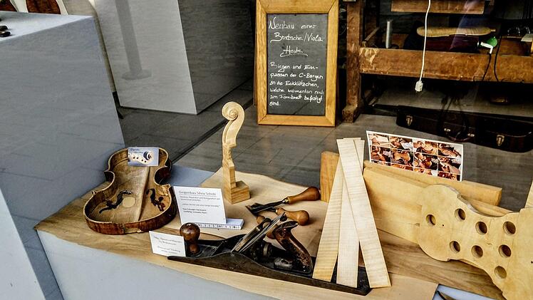 Geigenbauerin Silvia Scholz bei der Arbeit im Steinweg 14. Die Ausstellung in den Gesch&auml;ftsr&auml;umen informiert &uuml;ber den Instrumentenbau und das Coburger Handwerk.Foto: Jochen Berger