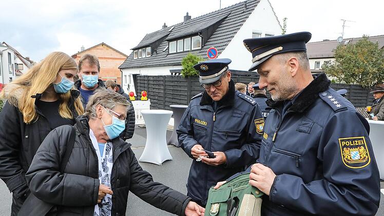 Ludwig Weinkam (rechts) zeigt der Mutter von Christian Trautner die Tasche, die er aus "Tonis" Mantel hat schneidern lassen.  Fotos: Barbara Herbst