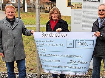 Einen Spendenscheck für die Georg-Hofmann-Altenstiftung übergab Ilse  Schwarz (Bildmitte) an den Stiftungsratsvorsitzenden, Bürgermeister  Matthias Klement (links) und an Marktgemeinderat Winfried Streit (rechts),  den Geschäftsführer der Stiftung. Foto: Dieter Britz