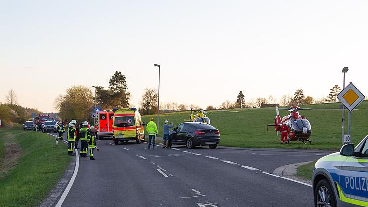 Weitramsdorf: Drei Leichtverletzte bei Autounfall: Lag es an der tiefstehenden Abendsonne?