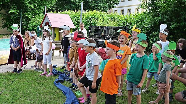 Die Theaterspieler trugen alle eine Krone, dekoriert mit Knoblauch, M&ouml;hren, Zitronen oder Blumenkohl, links: K&ouml;nig Sahneh&auml;ubchen.